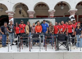 Entregan apoyo al DIF durante el 10º Aniversario del Club Mustang Chiapas