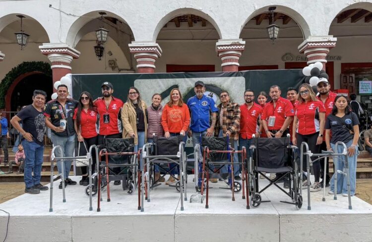 Entregan apoyo al DIF durante el 10º Aniversario del Club Mustang Chiapas