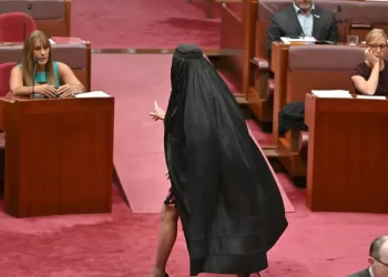 Suspenden a senadora de Australia por usar una burka… en protesta para prohibirla