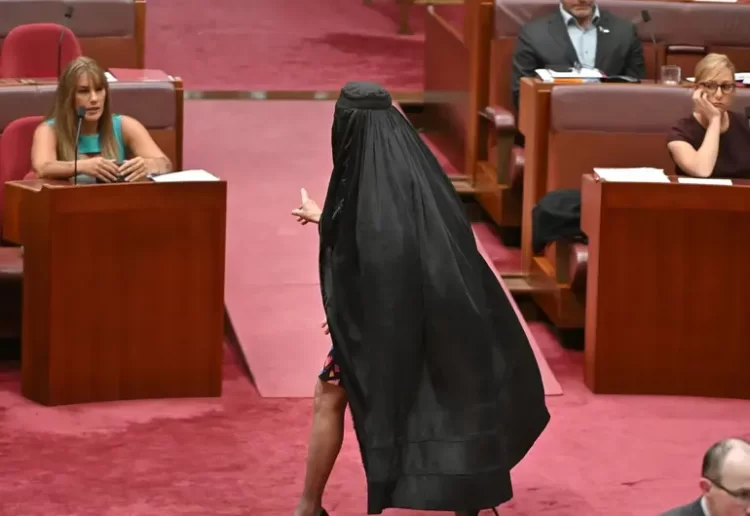 Suspenden a senadora de Australia por usar una burka… en protesta para prohibirla