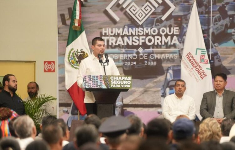 Aparicio Avendaño asiste a la entrega de patrullas y kits policiales a ayuntamientos