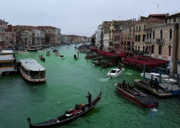 Venecia veta por 48 horas a Greta Thunberg tras teñir de verde el Gran Canal