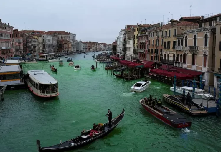 Venecia veta por 48 horas a Greta Thunberg tras teñir de verde el Gran Canal
