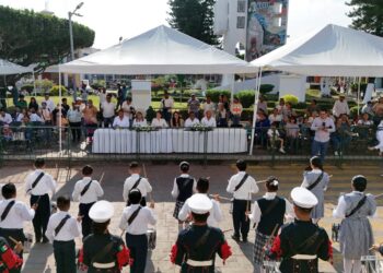 Valeria Rosales presencia desfile conmemorativo por el 115 aniversario de la Revolución Mexicana