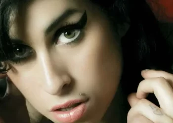 Papá de Amy Winehouse acusa a dos amigas de vender más de 150 objetos personales de la artista