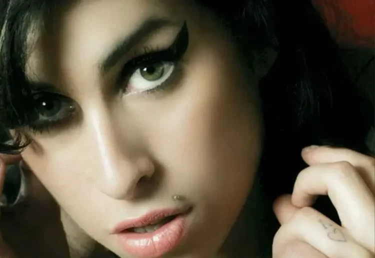 Papá de Amy Winehouse acusa a dos amigas de vender más de 150 objetos personales de la artista