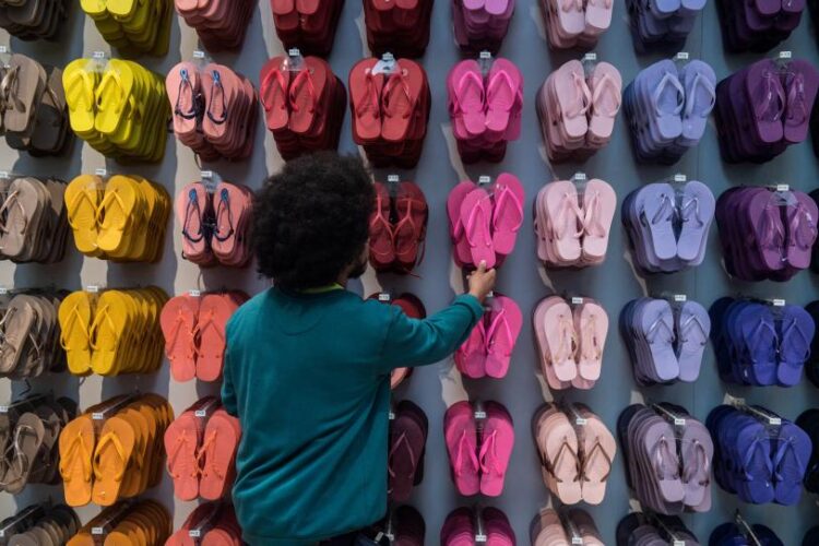 La derecha en Brasil reacciona y promueve boicot contra chanclas Havaianas