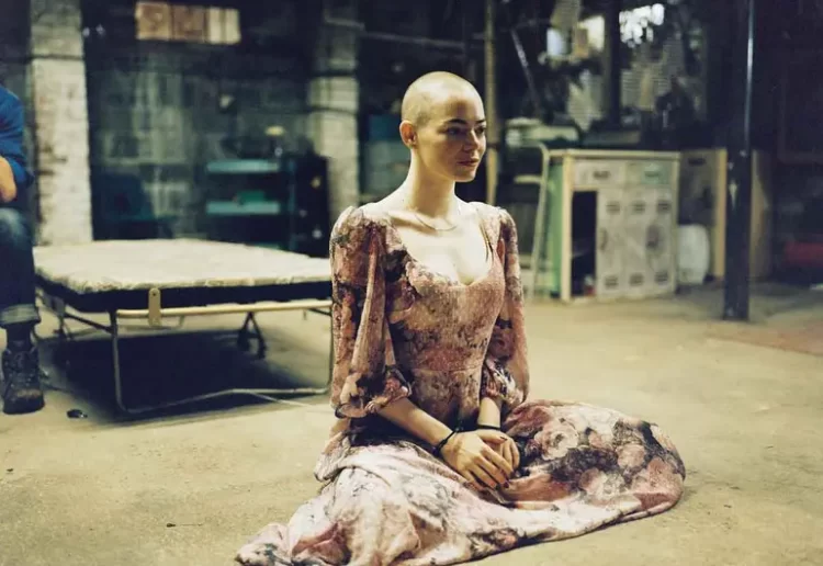 Emma Stone se reinventa en ‘Bugonia’: un salto físico y emocional