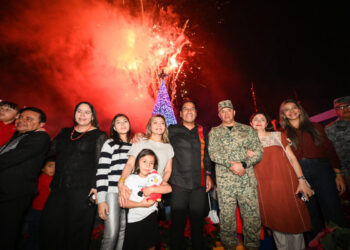 Eduardo Ramírez asiste al tradicional encendido del Árbol de Navidad