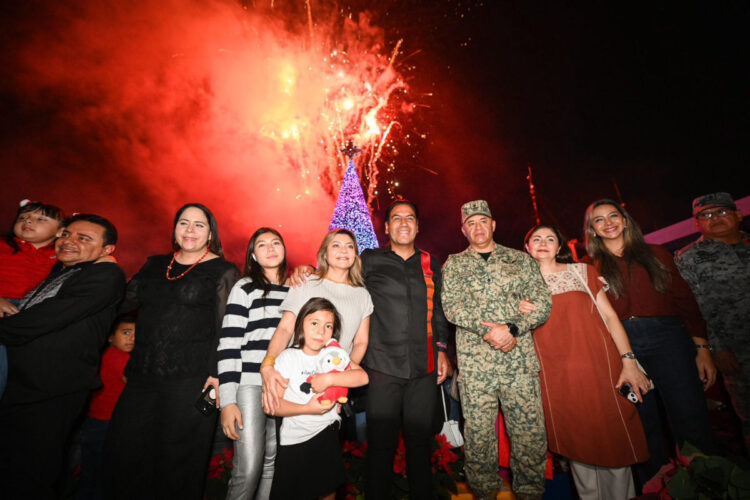 Eduardo Ramírez asiste al tradicional encendido del Árbol de Navidad