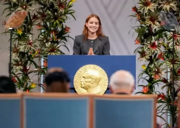 Hija de María Corina Machado recibe el premio Nobel en ausencia de su madre