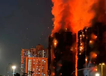 Hong Kong detiene a 13 por el incendio en Tai Po que dejó 151 muertos