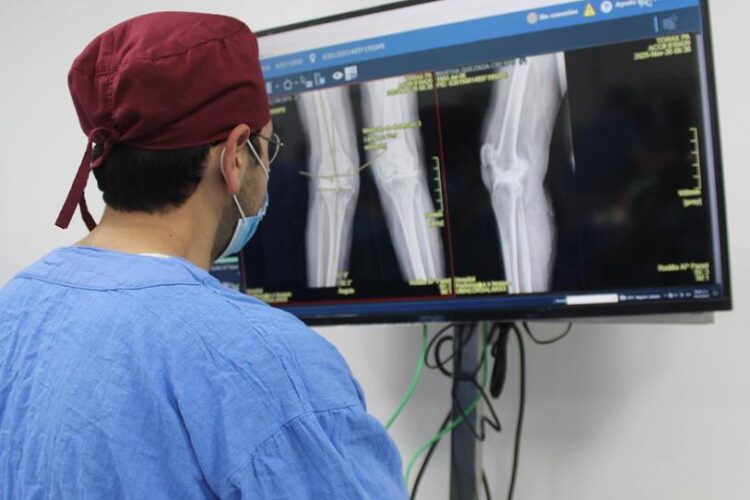 IMSS incorpora cirugía robótica; tecnología permite intervenciones menos invasivas