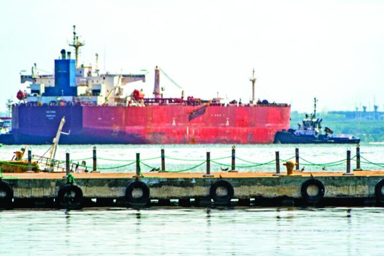 Maduro desafía a EU; da salida a petroleros: dos buques navegarán en modo furtivo