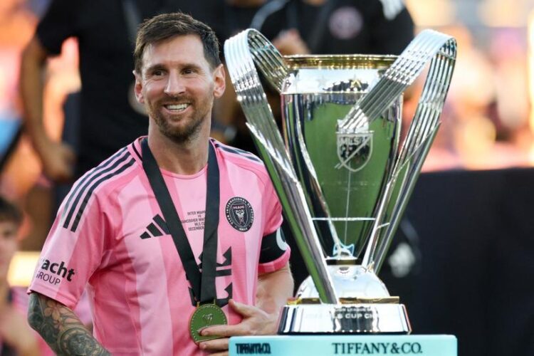 Messi llevó el trofeo de la MLS a la policía