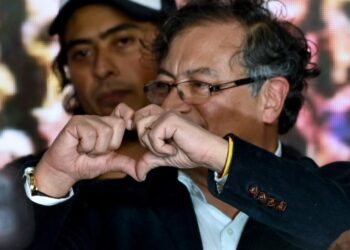 Petro decreta aumento histórico de 23.7% al salario mínimo en Colombia en 2026