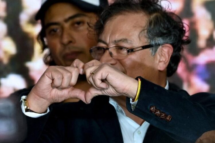 Petro decreta aumento histórico de 23.7% al salario mínimo en Colombia en 2026