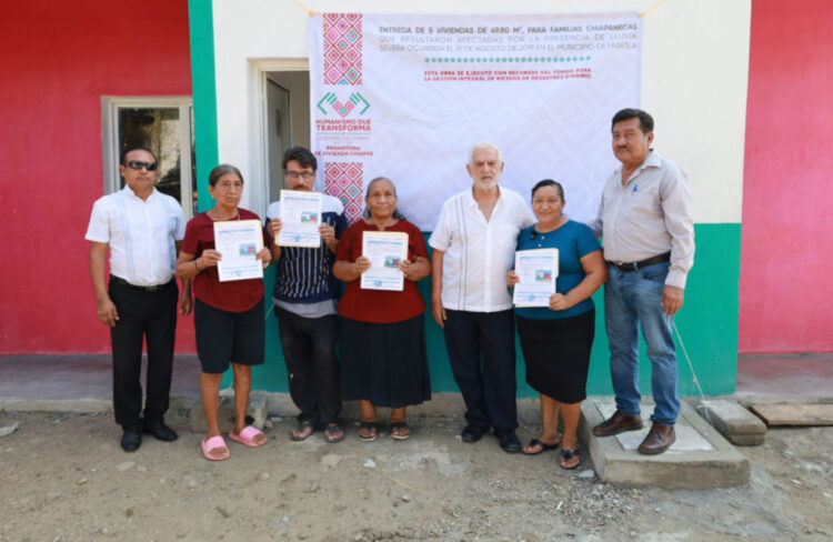 Provich entrega viviendas a familias vulnerables en Huixtla