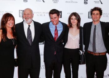 Investigan muerte del cineasta Rob Reiner y su esposa como asesinato