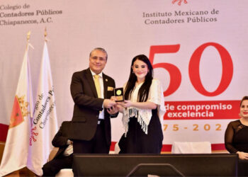 Asiste Romero Basurto a la celebración de los 50 años del Colegio de Contadores Públicos Chiapanecos