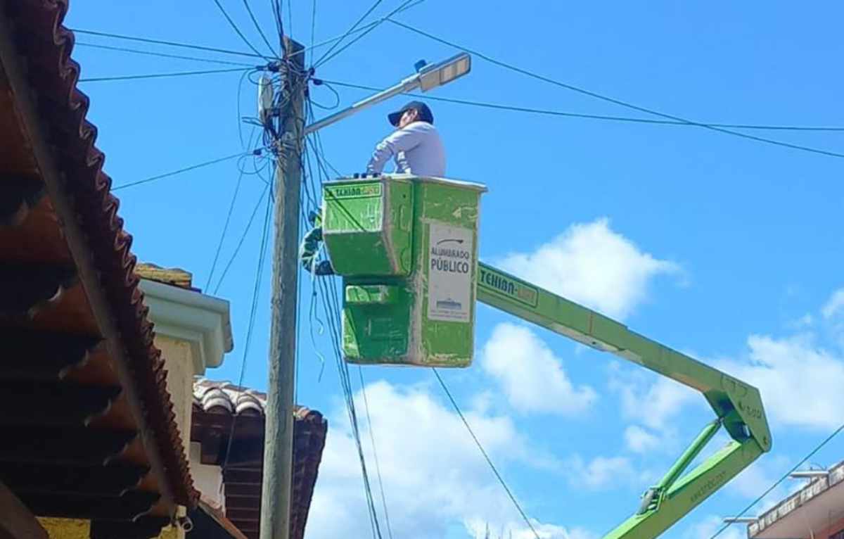 Refuerzan alumbrado público en el Barrio de La Merced