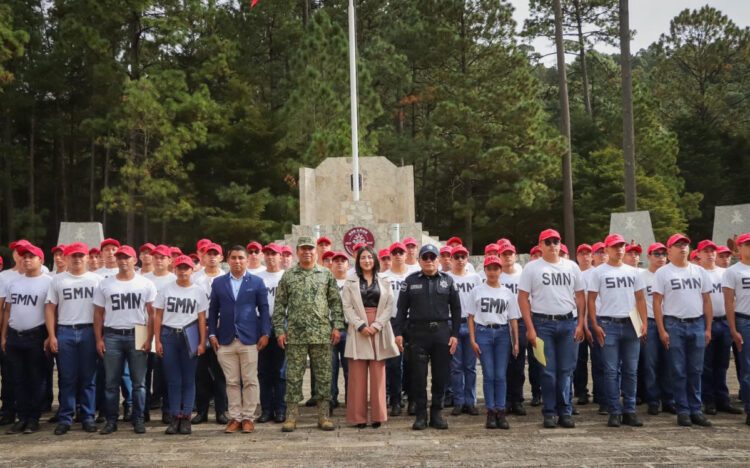 Reconocen el compromiso de la juventud en entrega de cartillas del Servicio Militar Nacional