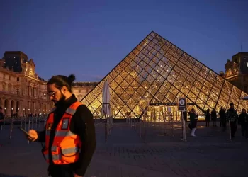 Trabajadores del Museo del Louvre estallan ante deterioro, caos interno y robo de las joyas
