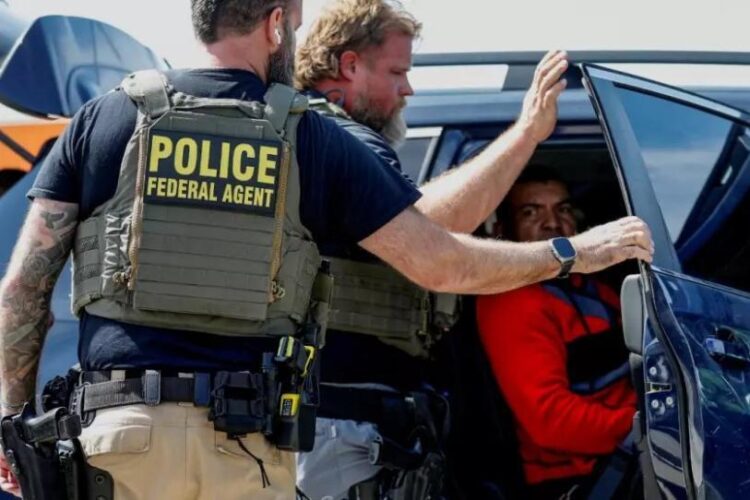 Trump triplica incentivo a migrantes que salgan voluntariamente de EU antes de fin de año