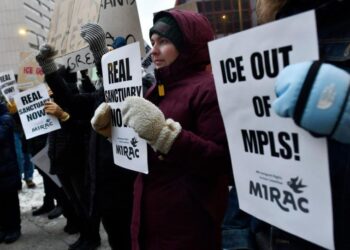 Agentes migratorios abandonan Mineápolis; Trump reorganiza operación