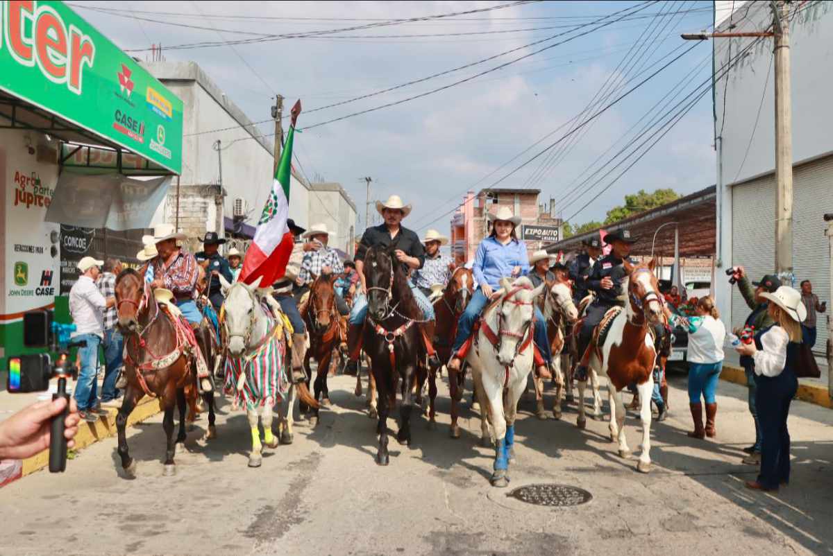 Valeria Rosales y José Manuel Figueroa encabezan cabalgata en Villaflores 