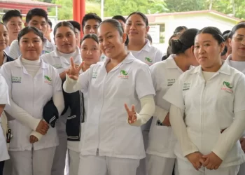 Estudiantes pueden cursar la carrera técnica en Enfermería General en el Cecytech