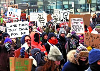 Demócratas señalan chantaje a Minnesota; Obama y Clinton piden alzar la voz