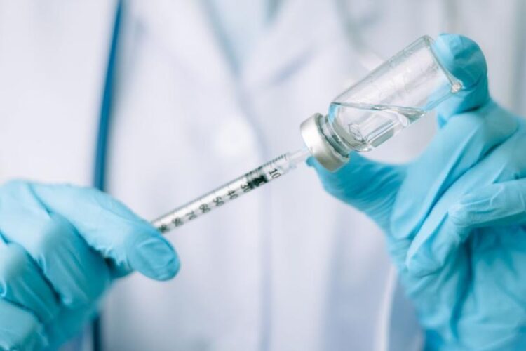 EU recomienda aplicar menos vacunas a los niños