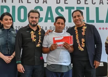 En Tuxtla Gutiérrez, Eduardo Ramírez entrega becas Rosario Castellanos para la alfabetización
