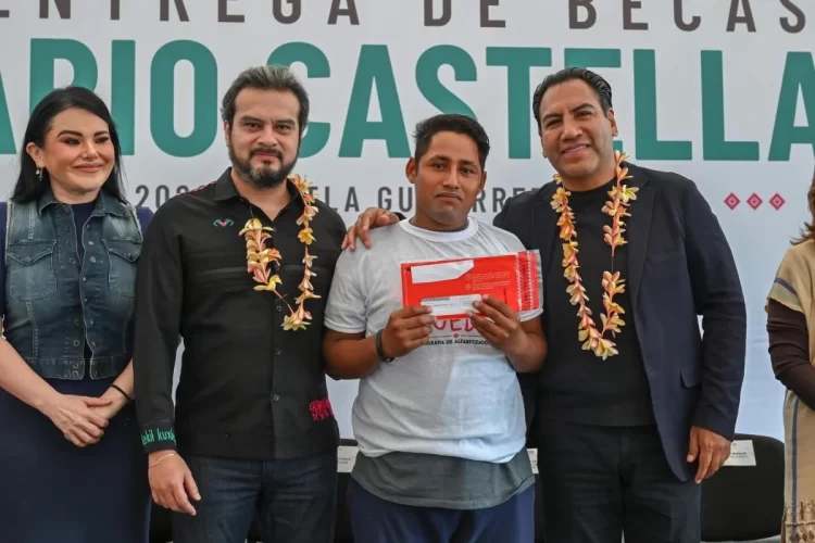 En Tuxtla Gutiérrez, Eduardo Ramírez entrega becas Rosario Castellanos para la alfabetización