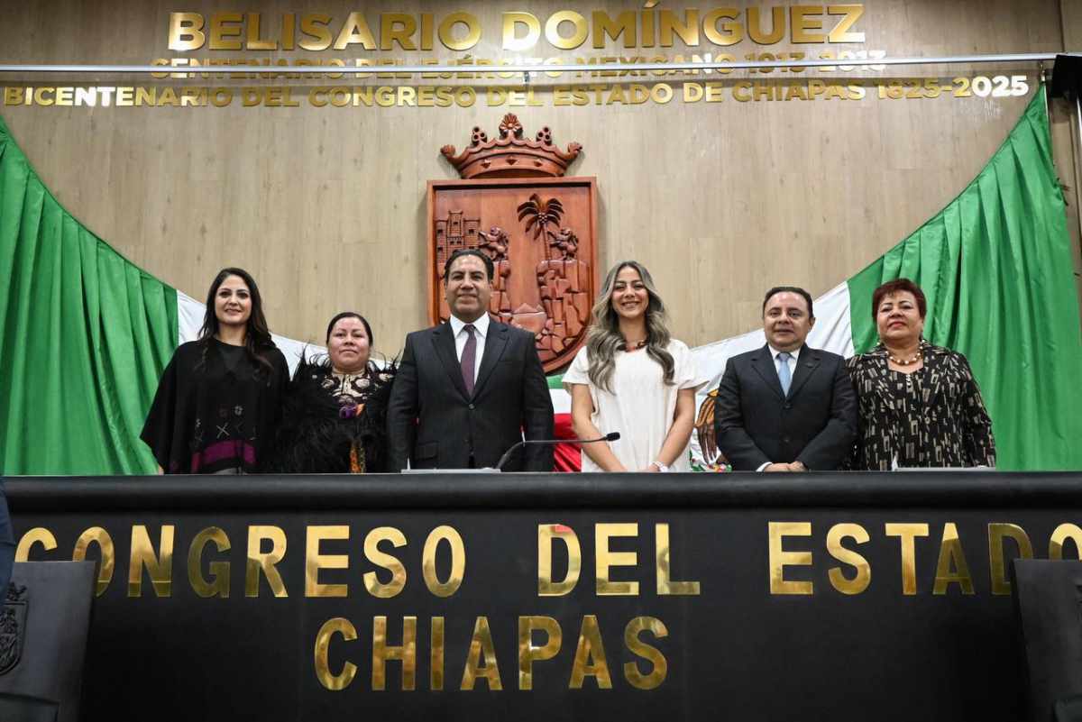 Gobernador devela en muro de honor inscripción: “Bicentenario del Congreso del Estado de Chiapas 1825-2025”
