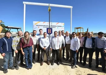 Eduardo Ramírez Aguilar asiste a la colocación de la primera piedra del Colegio Hampton Comitán