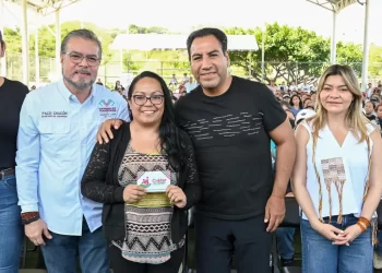 Eduardo Ramírez entrega apoyos de Cuidar es Amar y reconoce labor de personas cuidadoras