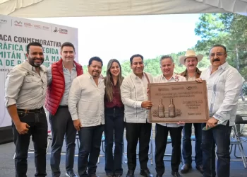 Eduardo Ramírez y titular del IMPI, Santiago Nieto, entregan Indicación Geográfica del Comiteco de Comitán