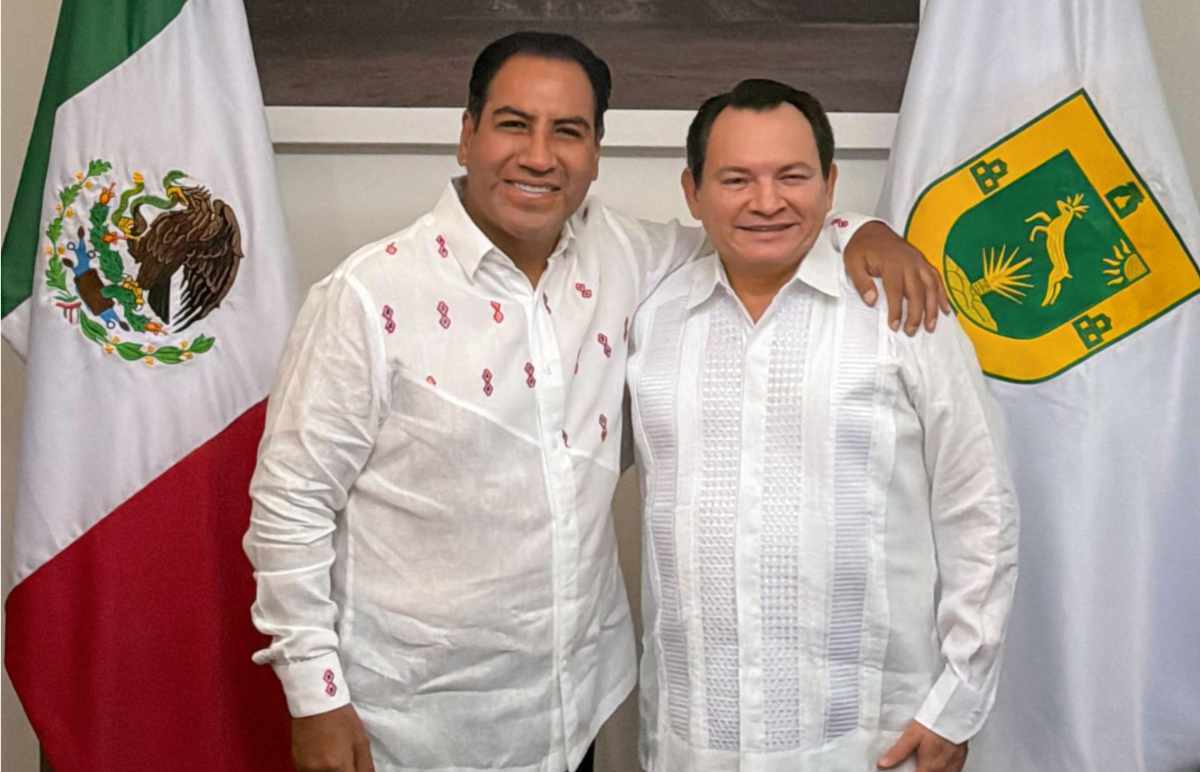 Eduardo Ramírez asiste al primer informe del gobernador de Yucatán, Joaquín Díaz Mena