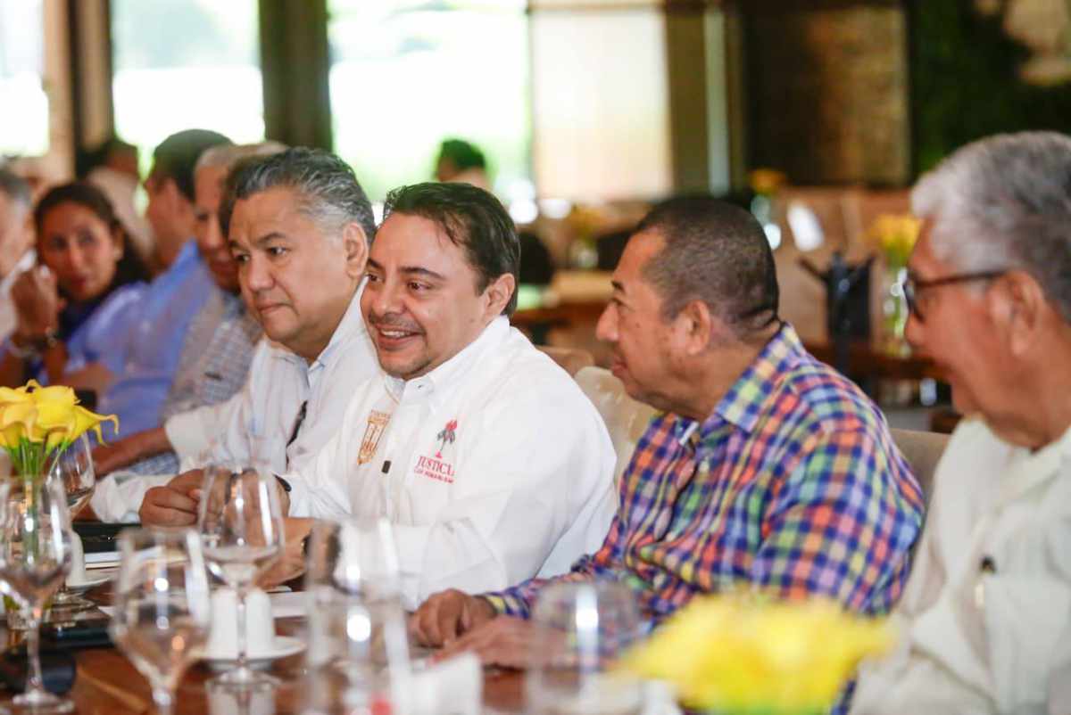 Juan Carlos Moreno Guillén dialoga con notarias y notarios del Soconusco 