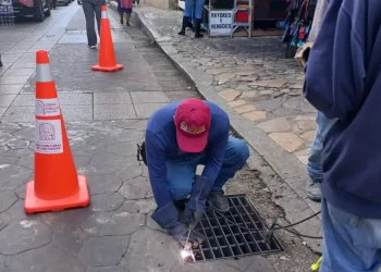 Obras Públicas atiende reportes ciudadanos para reparación de rejillas en San Cristóbal