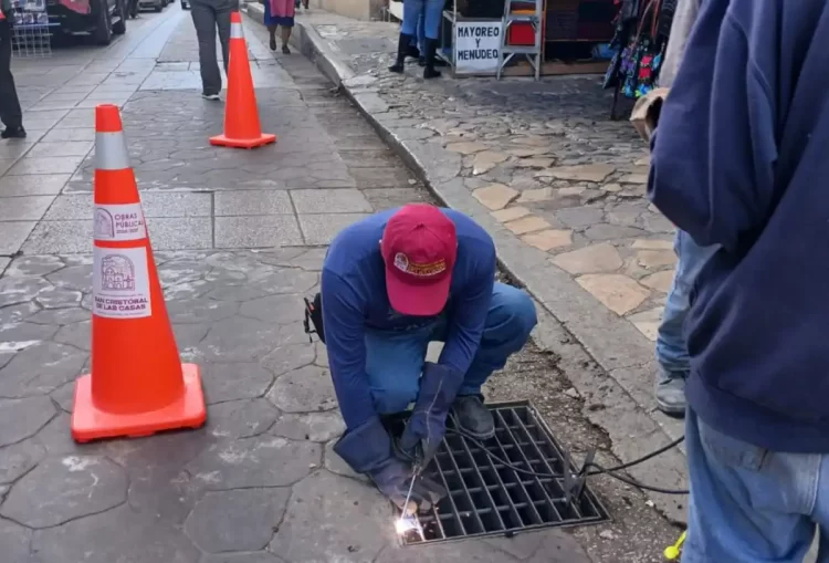 Obras Públicas atiende reportes ciudadanos para reparación de rejillas en San Cristóbal
