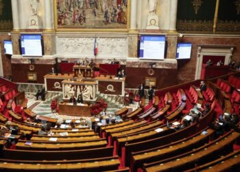 UE apoya proyecto de Francia de prohibir redes sociales a menores de 15 años