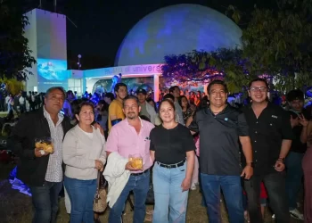 Miles de personas celebran el amor bajo las estrellas