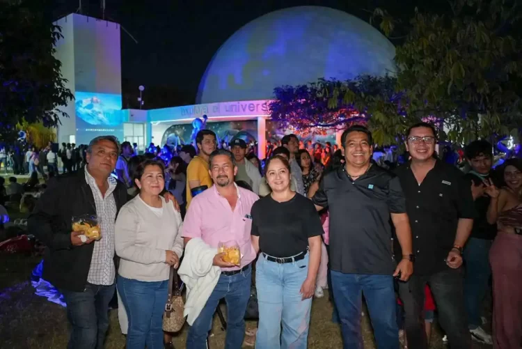 Miles de personas celebran el amor bajo las estrellas