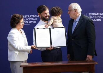 “A la mamá se le terminó el postnatal”: Gabriel Boric asiste con su hija en brazos a acto oficial en Chile