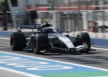 Cadillac vuelve a fallar el viernes en los test en Bahréin; Mercedes lidera la mañana