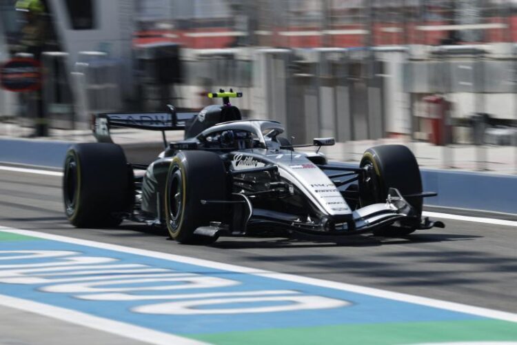 Cadillac vuelve a fallar el viernes en los test en Bahréin; Mercedes lidera la mañana