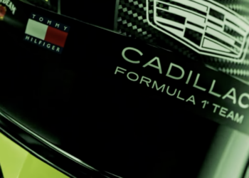 “Checo” Pérez presenta un nuevo casco para el arranque de los test en Bahréin 2026